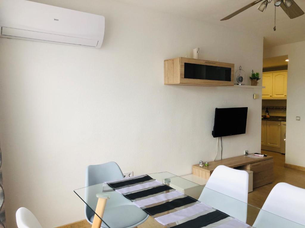 Televízia a/alebo spoločenská miestnosť v ubytovaní Apartamento Arosa Playa