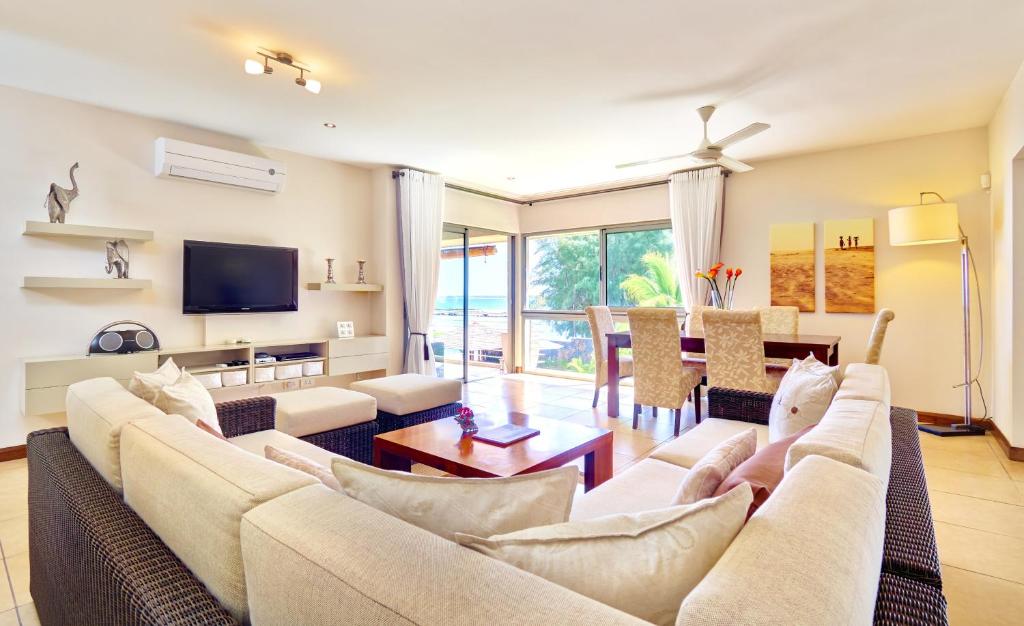TV a/nebo společenská místnost v ubytování Bon Azur Beachfront Suites & Penthouses with LOV