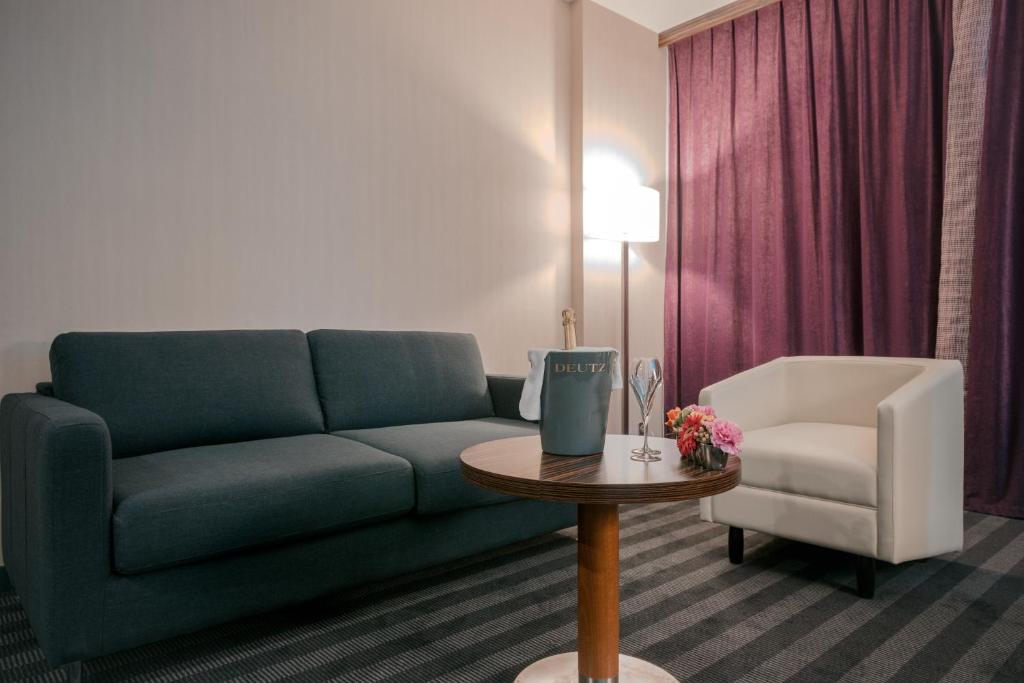Uma área de estar em Holiday Inn Toulouse Airport by IHG