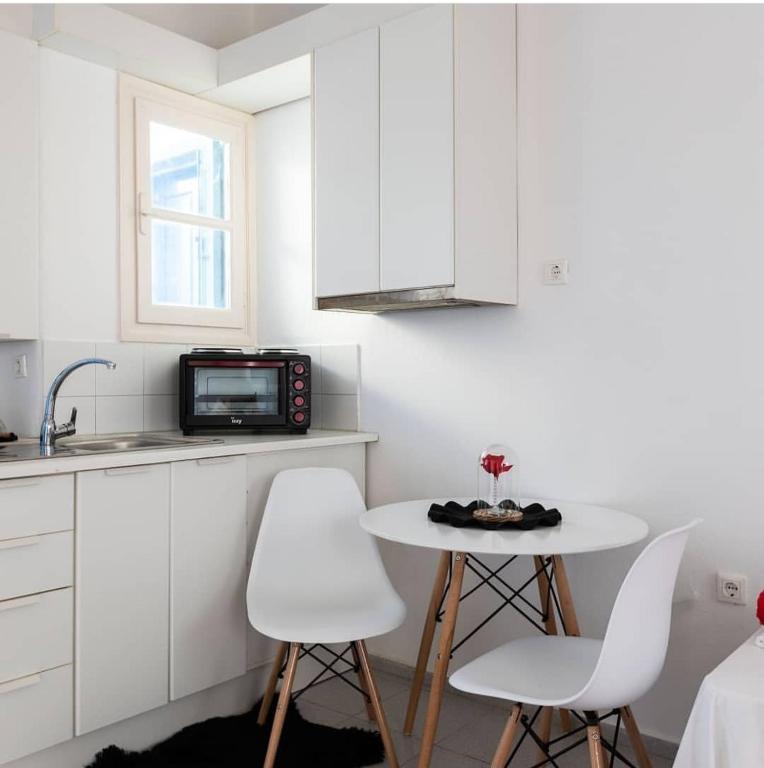 A kitchen or kitchenette at Izabela's House Mykonos Town