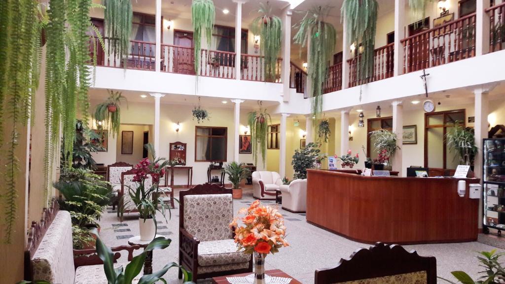 vestíbulo con sala de espera y recepción en Hotel Casa Montero, en Quito