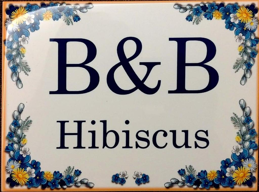 un cartello che dice bc hibiscus di B&B Hibiscus a Porto SantʼElpidio