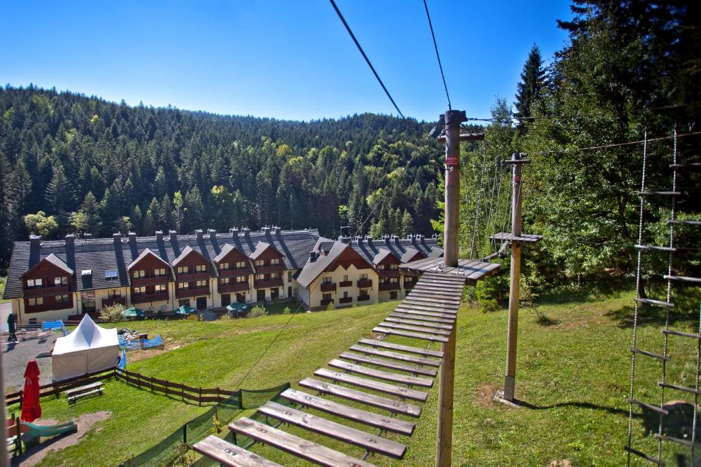 un parque de cuerdas con un conjunto de escalones hasta un remonte en Wierchomla Ski & Spa Resort, en Piwniczna-Zdrój
