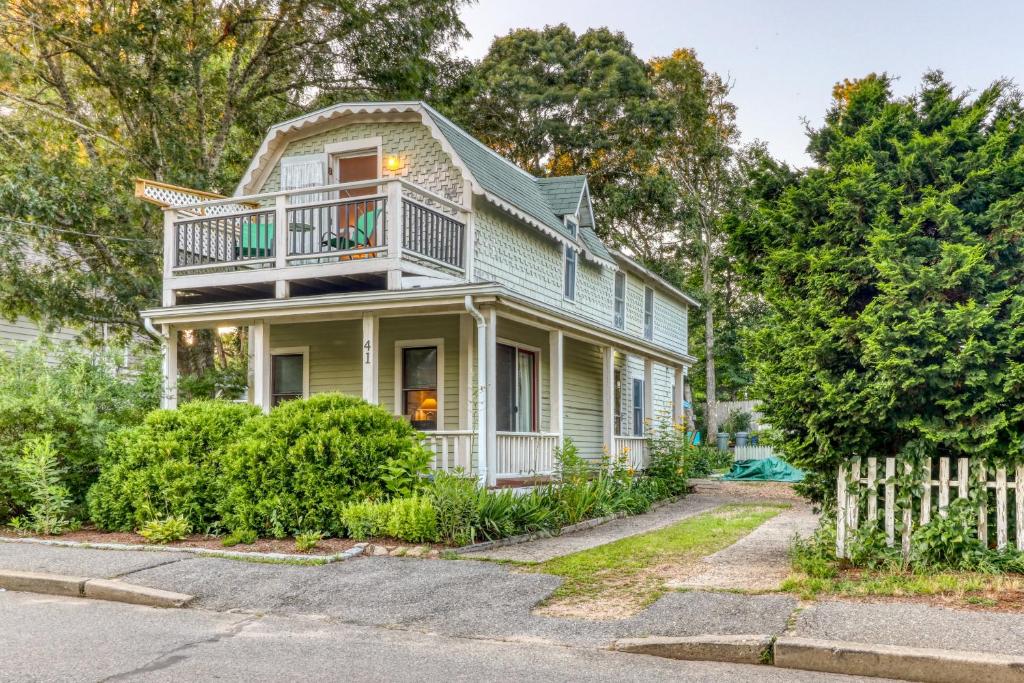 stary dom z balkonem na ulicy w obiekcie Oak Bluffs Cottage w mieście Oak Bluffs