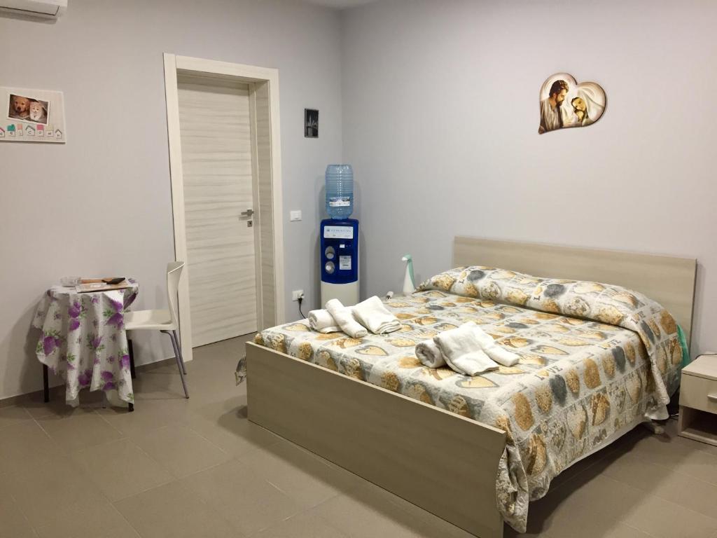 um quarto com uma cama com almofadas em B&B San Francesco di Paola em Vittoria