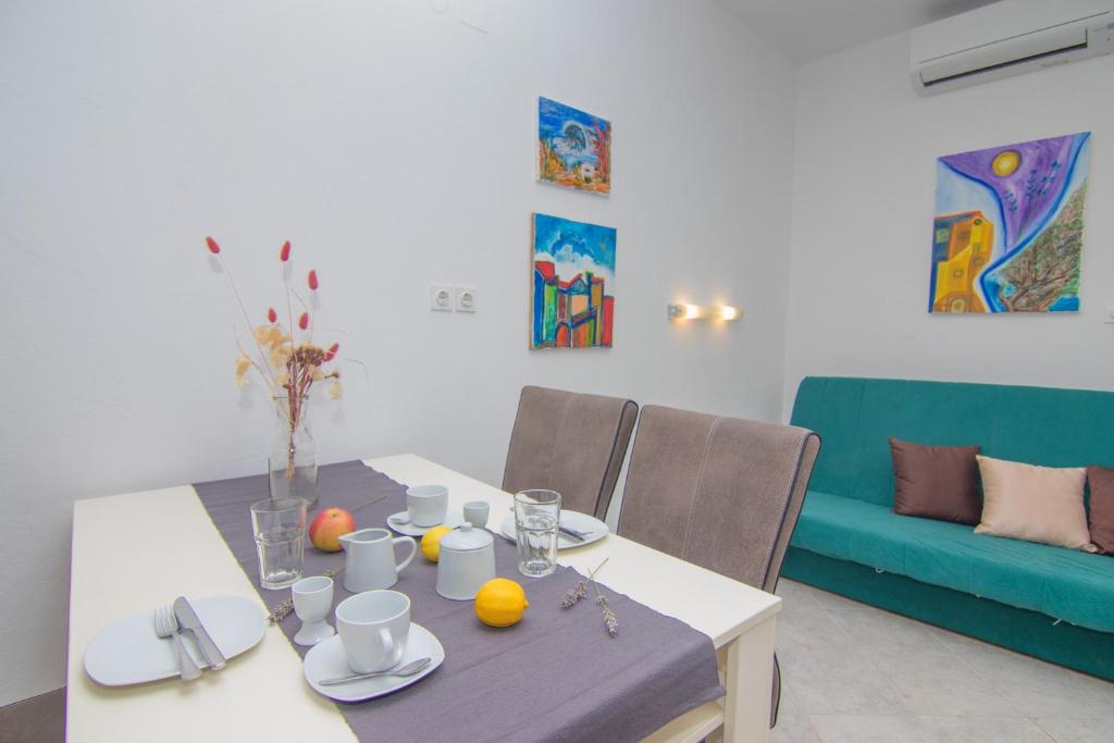 Posedenie v ubytovaní Apartmani VILLA KALINIC