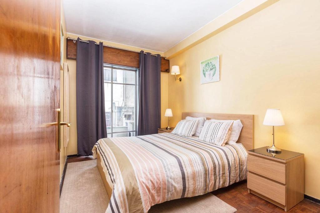 a bedroom with a bed and a window at Mar Azul Apartamento Al in Porto