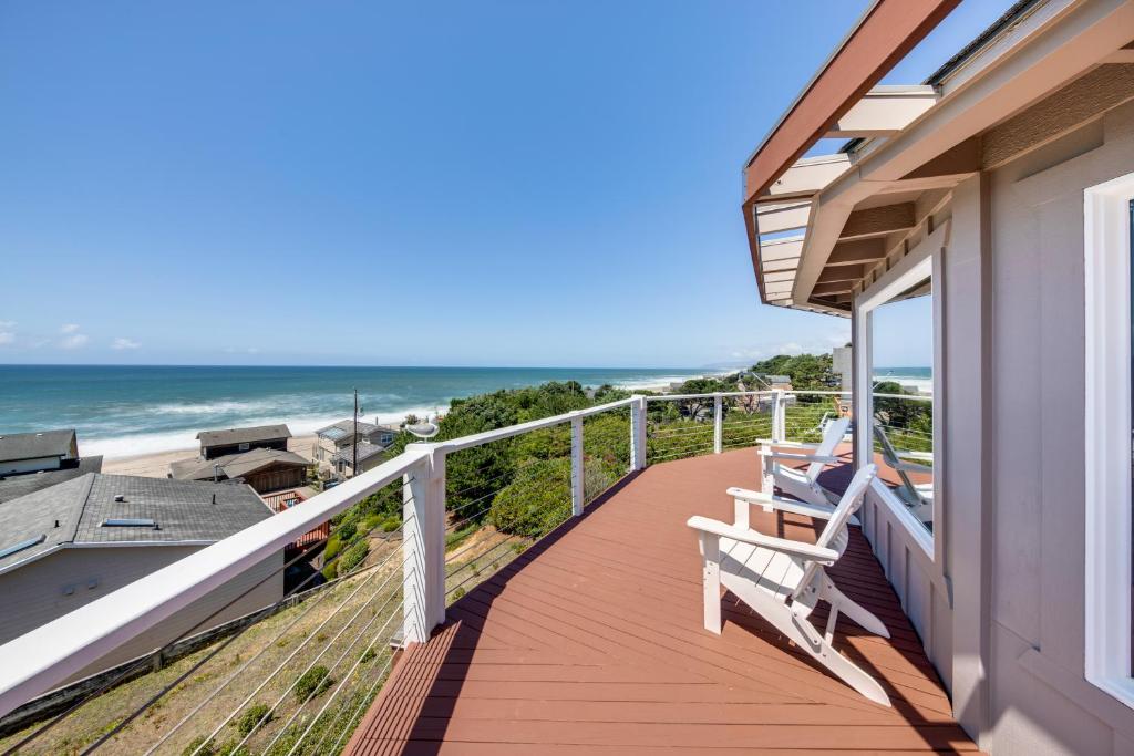 迪波灣的住宿－A Whale of a View!，阳台设有长凳和海洋