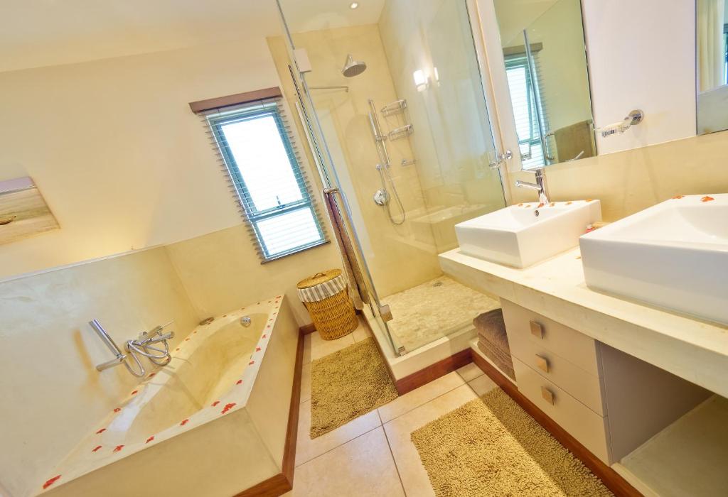 Koupelna v ubytování Bon Azur Beachfront Suites & Penthouses with LOV