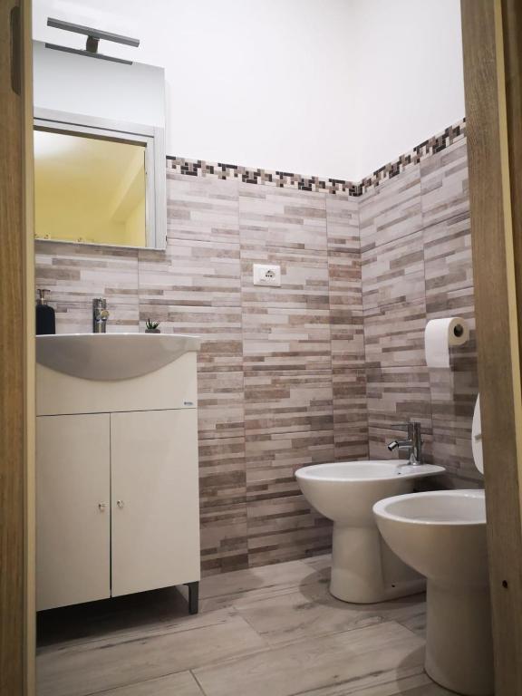 A bathroom at The Royals