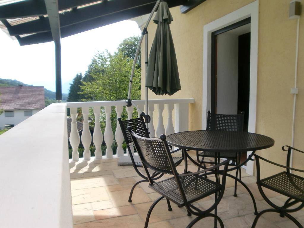 A balcony or terrace at Garten- & Loggia-Appartement HERRENHAUS