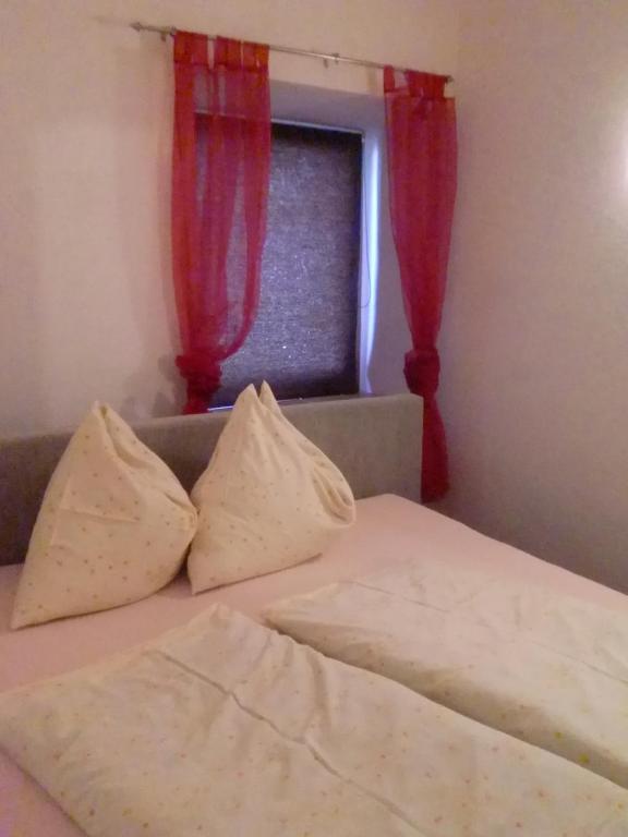 A bed or beds in a room at Garten- & Loggia-Appartement HERRENHAUS