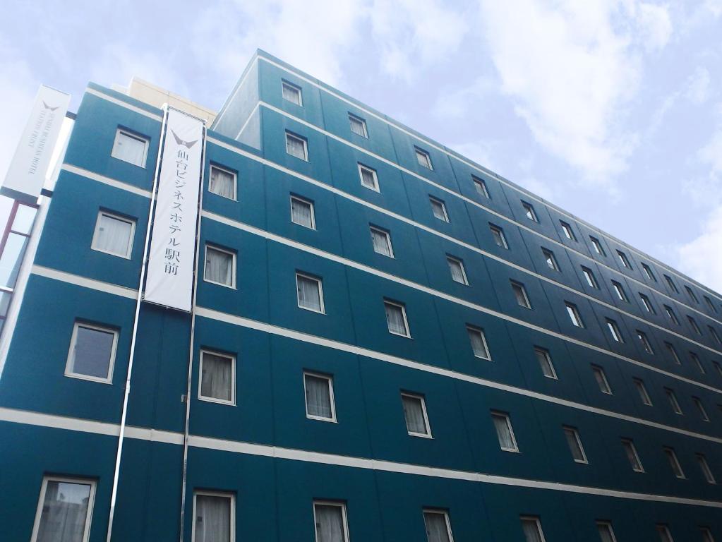 niebieski budynek z tabliczką na boku w obiekcie Sendai Business Hotel Ekimae w mieście Sendai