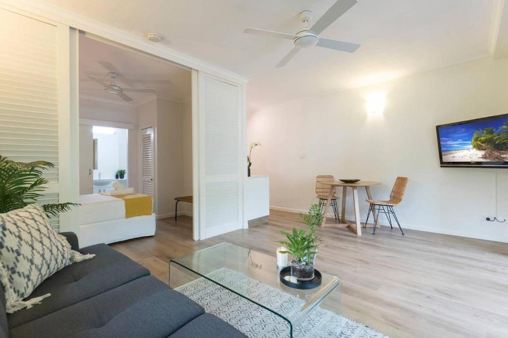 TV a/nebo společenská místnost v ubytování Ocean Palms Apartments