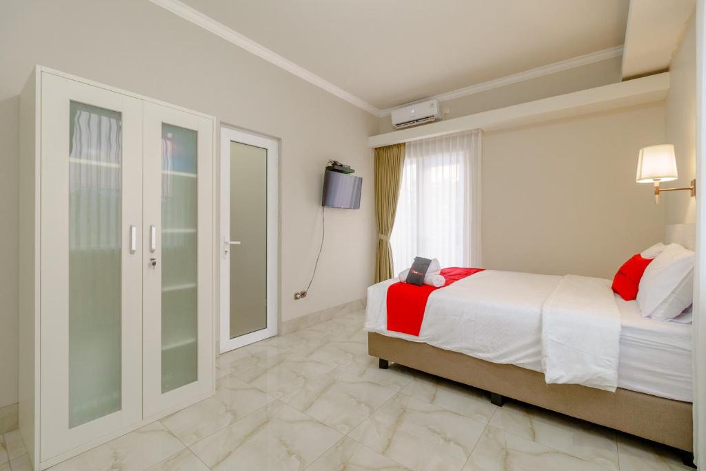 RedDoorz near Taman Makam Pahlawan Cikutra - Habitación De Lujo