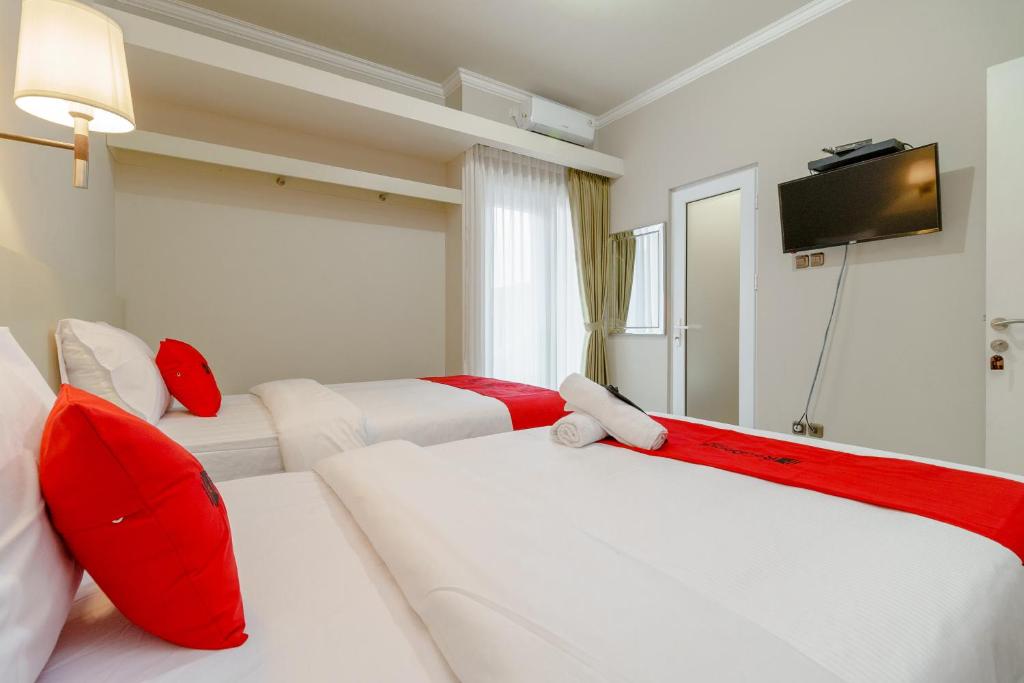 RedDoorz near Taman Makam Pahlawan Cikutra - Habitación Gemela