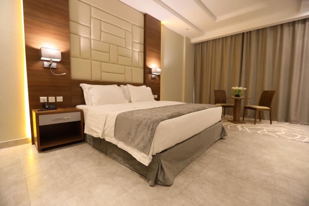 Postel nebo postele na pokoji v ubytování Diamond Tower Hotel
