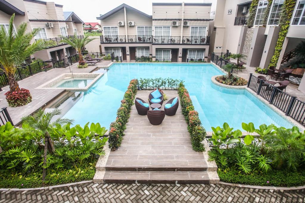 Vaade basseinile majutusasutuses Royale Parc Hotel Tagaytay või selle lähedal