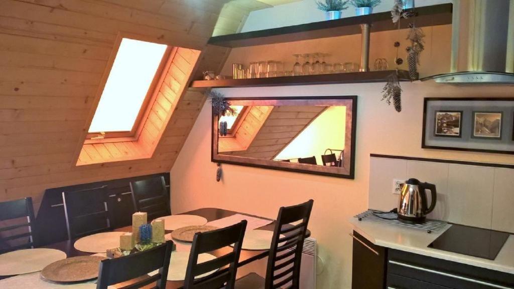 Kuchyňa alebo kuchynka v ubytovaní Apartament Pomarańczowy z basenem i sauną