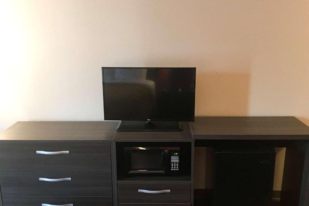 TV a/nebo společenská místnost v ubytování Econo Lodge