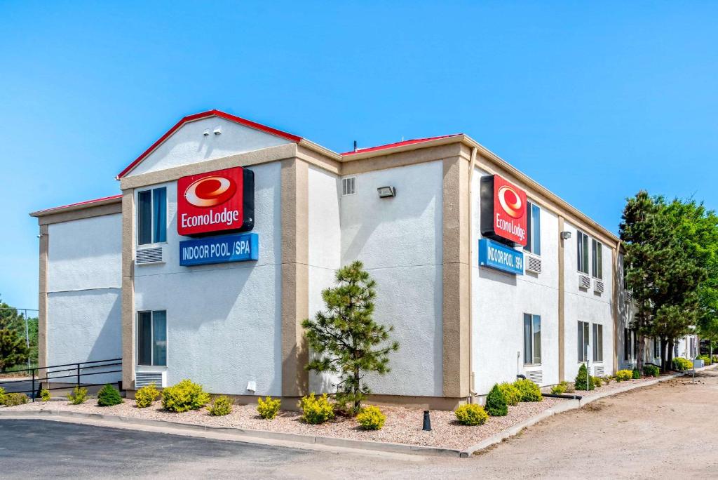 un edificio con dos signos krispy kreme en él en Econo Lodge Airport/Colorado Springs en Colorado Springs