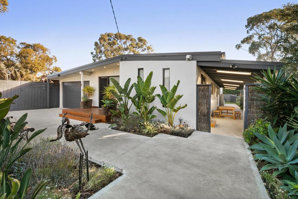 a modern house with a concrete driveway at Easy Living Bayside Accommodation in Tootgarook