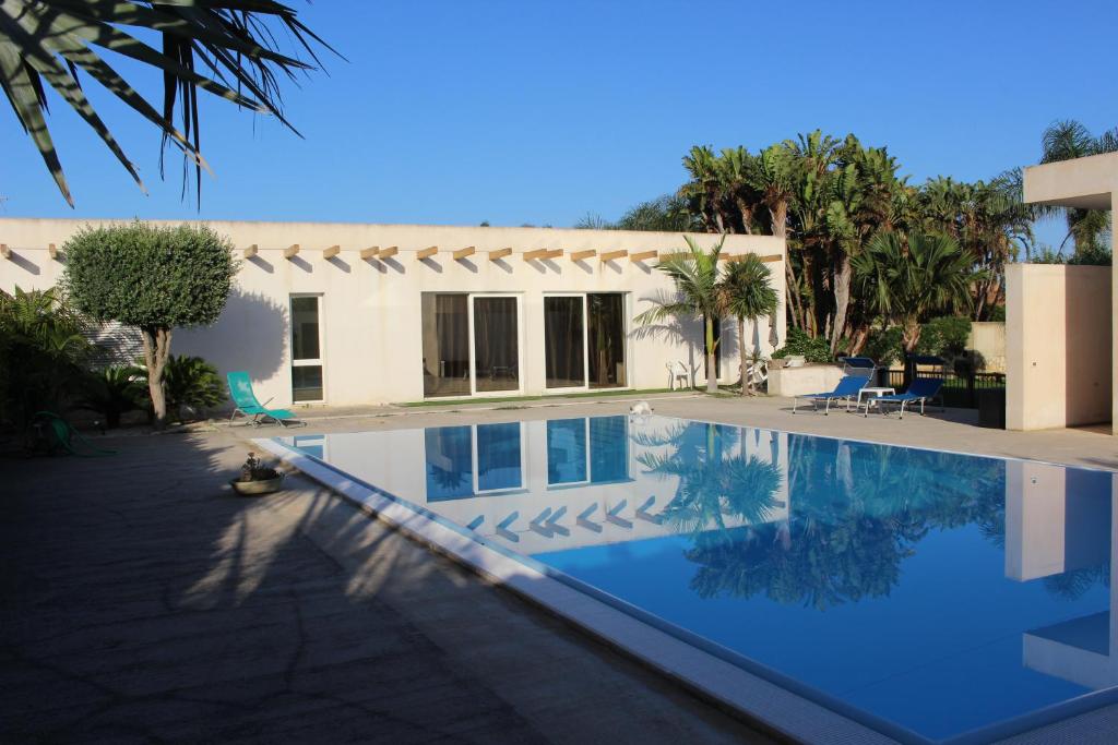 una casa con una piscina di fronte di Villetta di Nonna Giovanna a Marsala