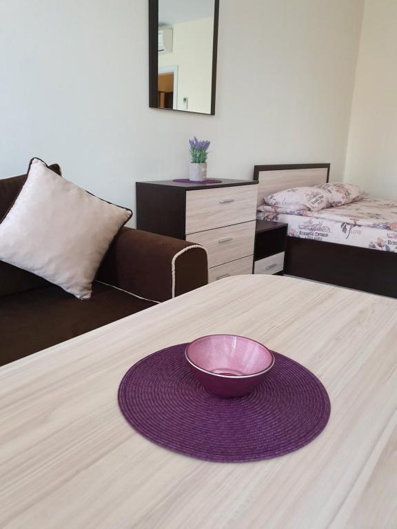 Un cuenco morado sobre una mesa. en Orchid Studio, en Golden Sands
