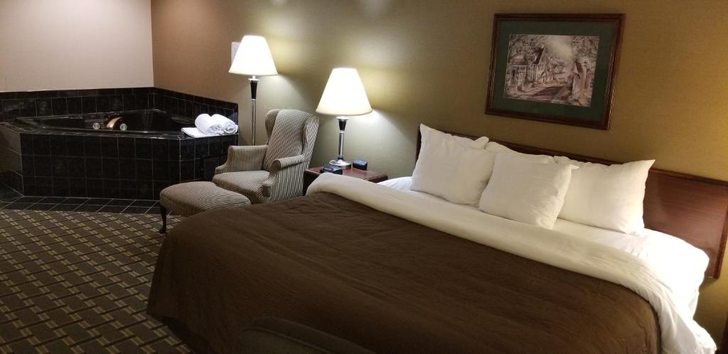 Un pat sau paturi într-o cameră la FairBridge Inn & Suites Batavia-Darien Amusement Park
