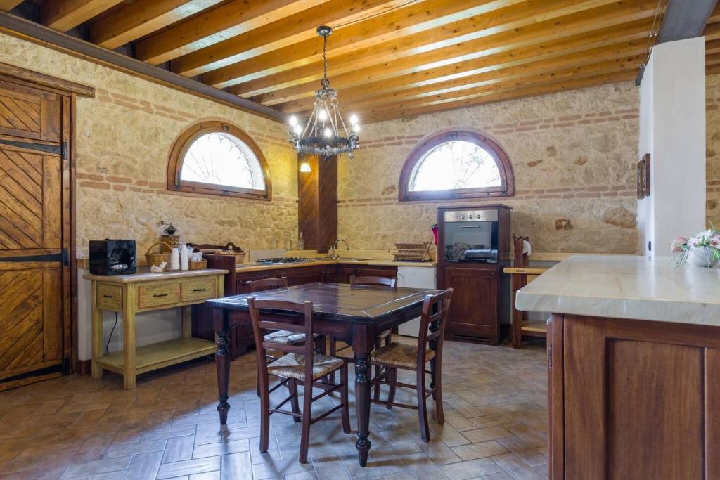 Kuchyňa alebo kuchynka v ubytovaní Medieval Relais - Top location