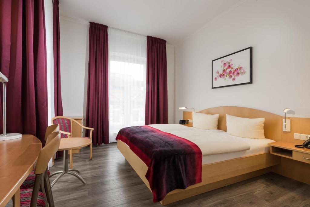 Rúm í herbergi á Hotel Künstlerhaus