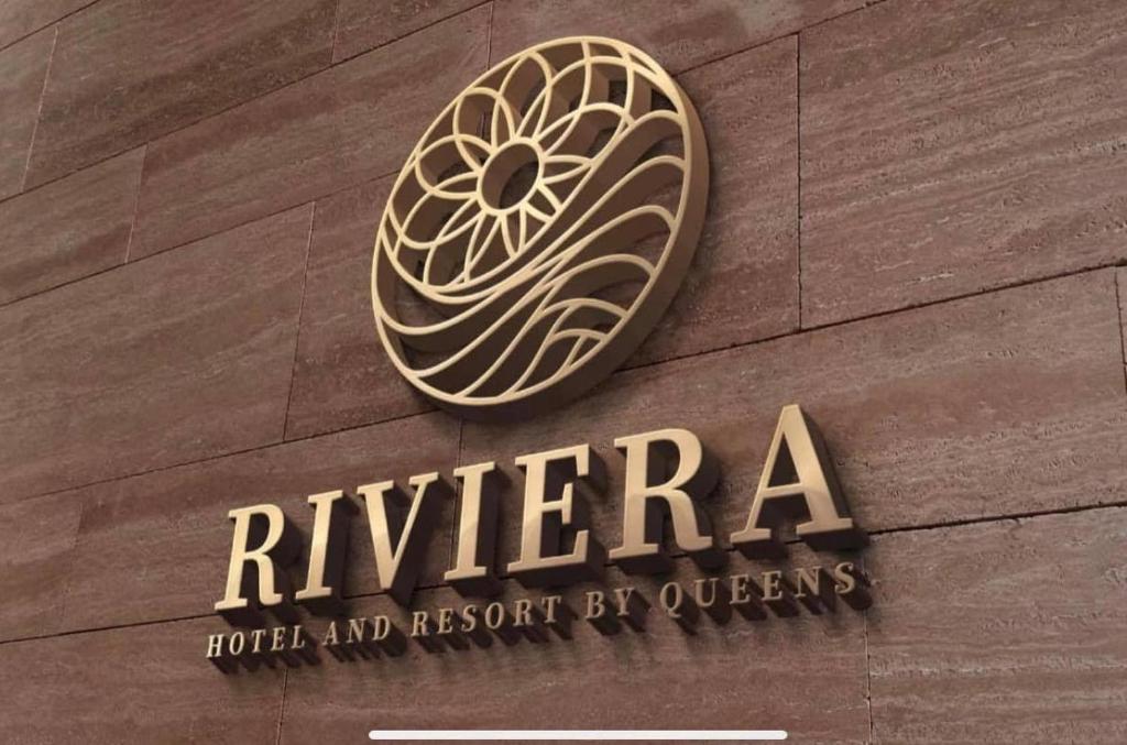um sinal na lateral de um edifício em Riviera by Queens Hotel and Resort em Gura Văii