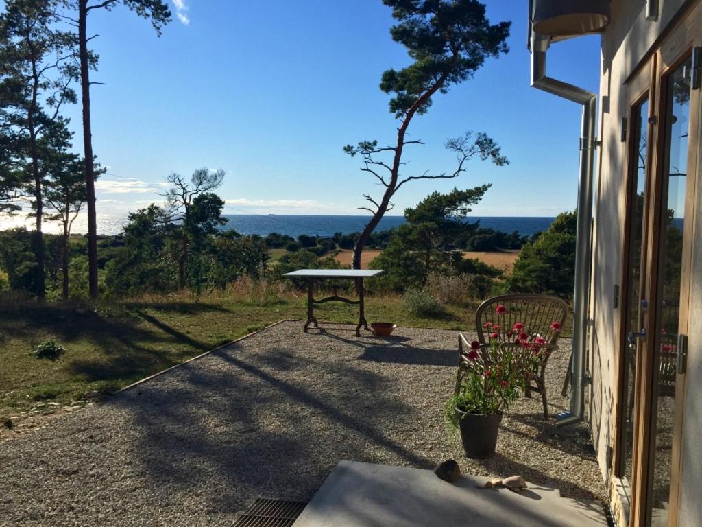 una mesa y una silla sentadas fuera de una casa en Kruthuset en Visby