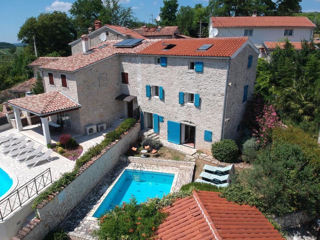une image d'une villa avec une piscine dans l'établissement Villa Filipa, à Brkač