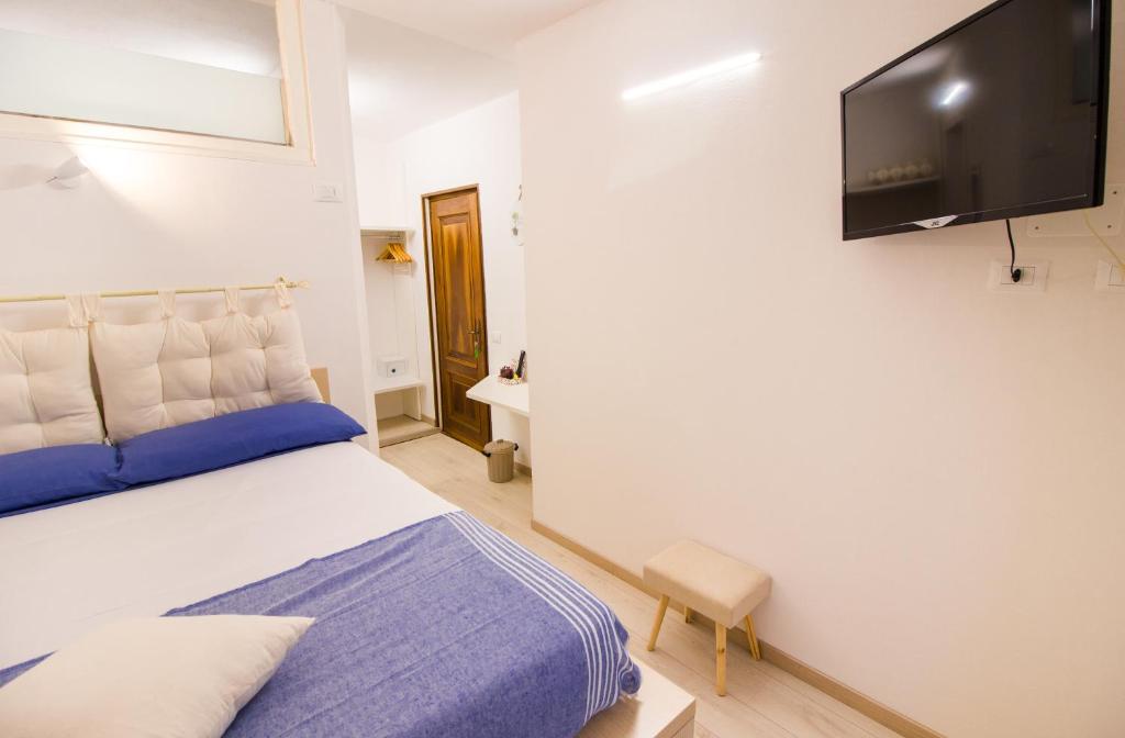 1 dormitorio con 1 cama y TV de pantalla plana en Loft & Espace Maison 1706 Lago Orta en Borgomanero