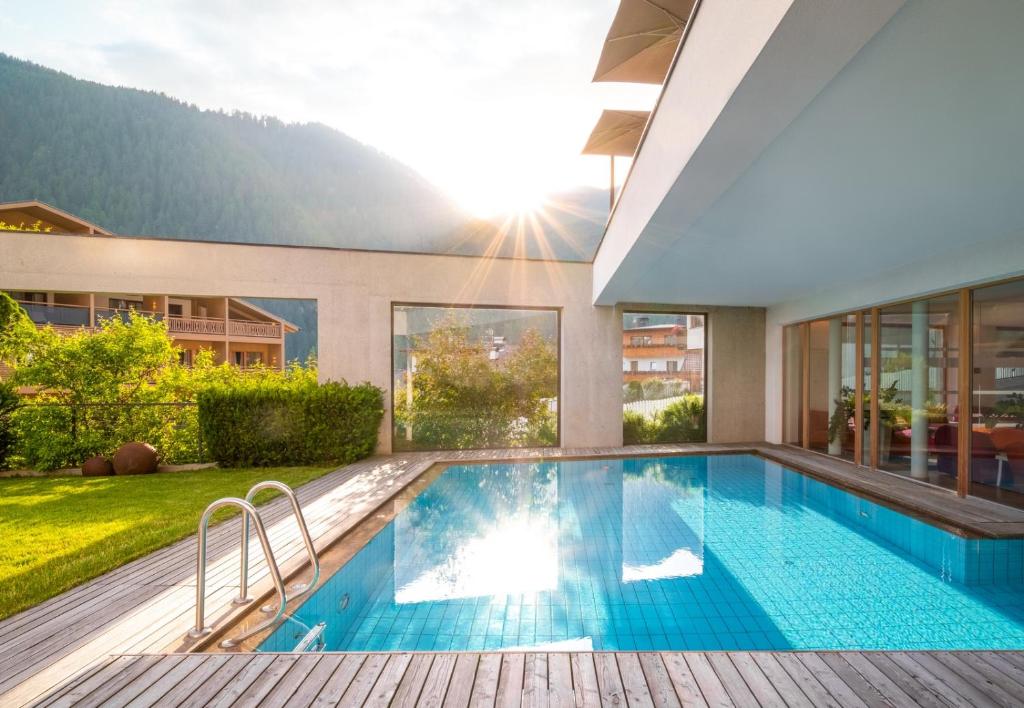 una piscina nel cortile di una casa di Hotel Valserhof a Valles