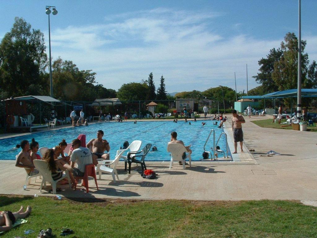 Bazén v ubytování כפר הנופש קיבוץ גדות Kibbutz Gadot Galilean Resort nebo v jeho okolí