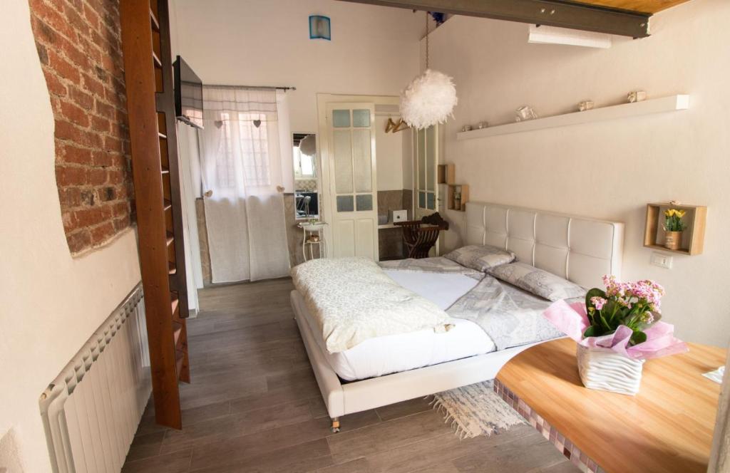 Mansarde & Suite Maison 1706 Lago Orta tesisinde bir odada yatak veya yataklar