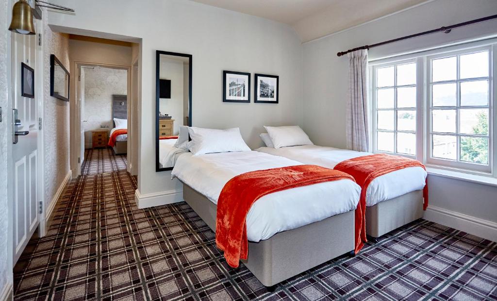 
Family Room (2 Adults + 2 Children)
