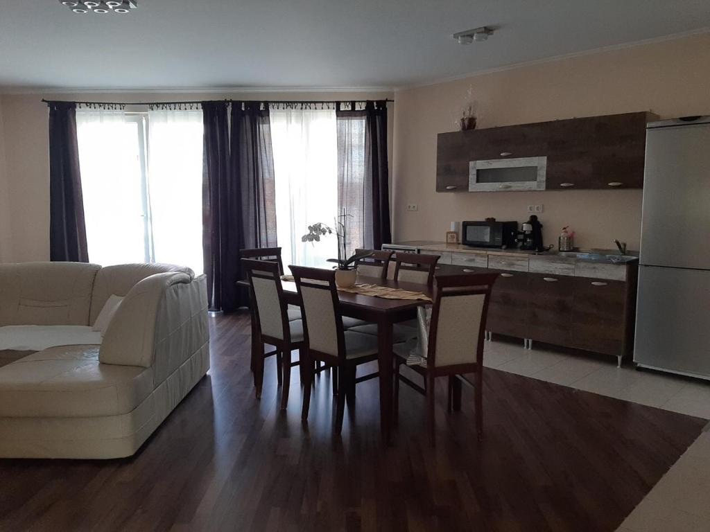 Kuchyňa alebo kuchynka v ubytovaní Aqua Line Apartmanház