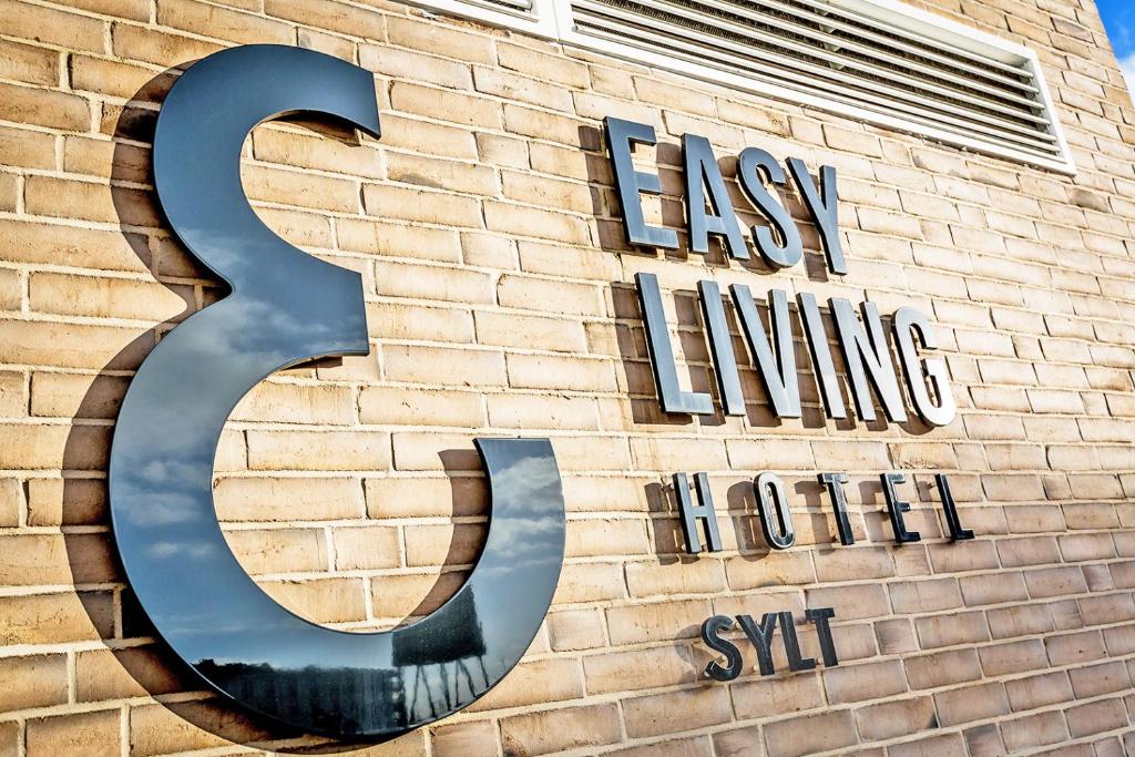 una gran señal en el lateral de un edificio de ladrillo en Easy Living en List