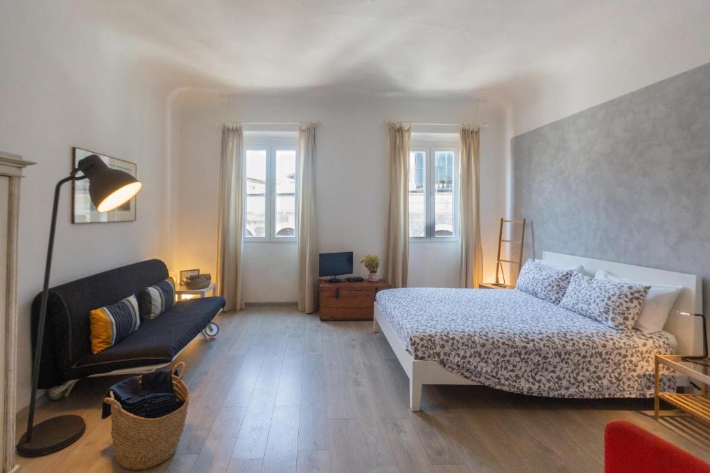 - une chambre avec un lit et un canapé dans l'établissement Piazza del Mercato Centrale, à Florence