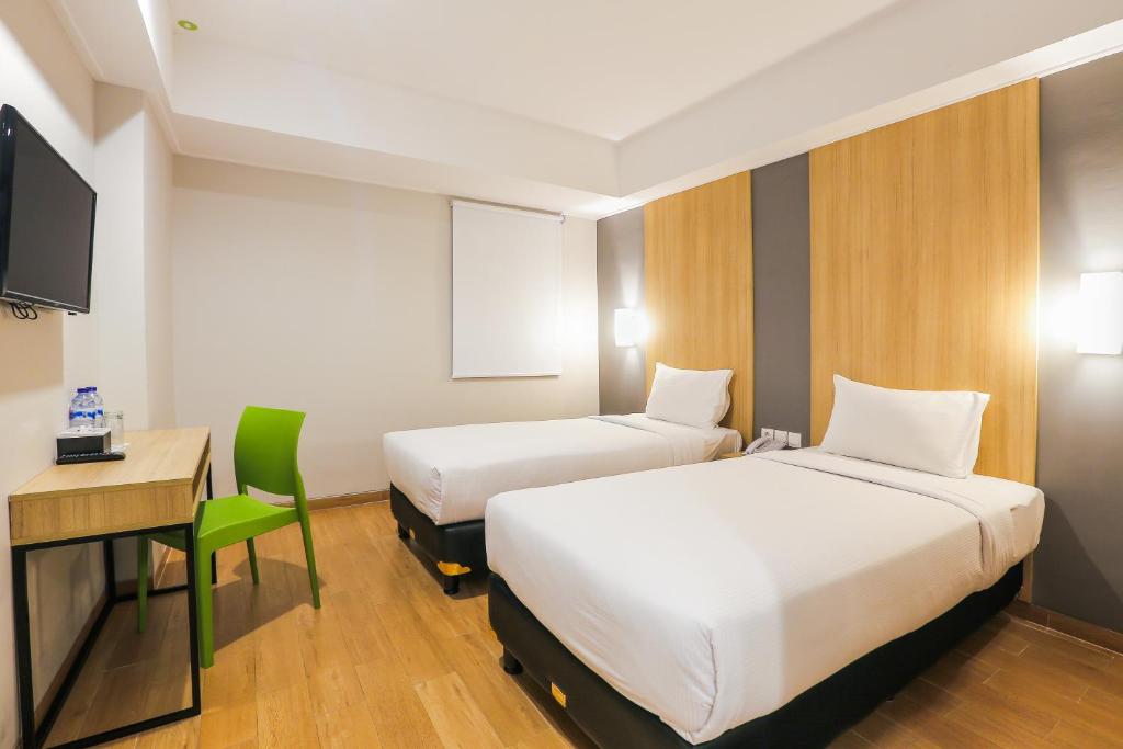 Postel nebo postele na pokoji v ubytování Hotel Citradream Bintaro
