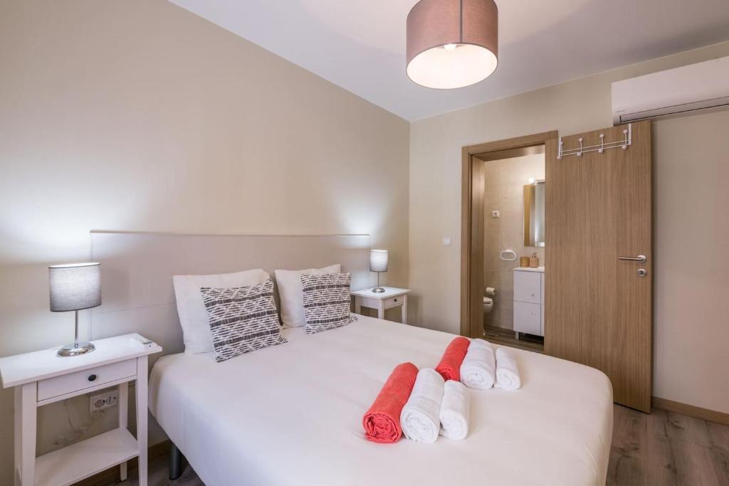 Postel nebo postele na pokoji v ubytování LovelyStay - Sweet Escape I - Terrace