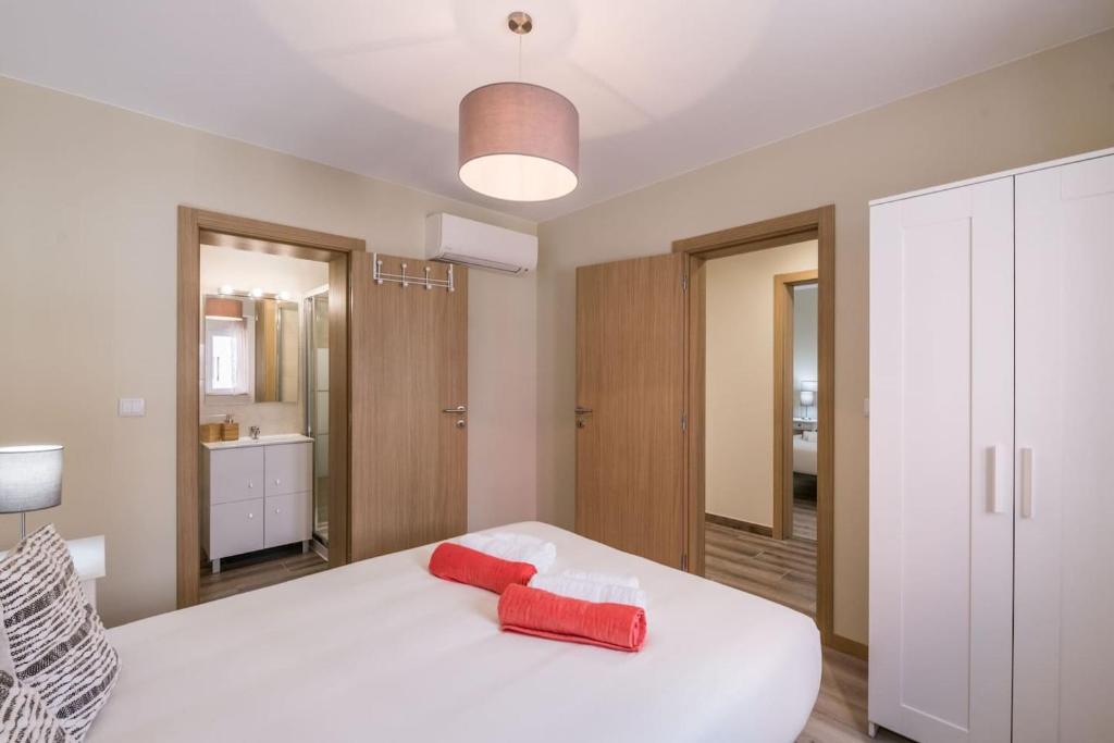 Postel nebo postele na pokoji v ubytování LovelyStay - Sweet Escape I - Terrace