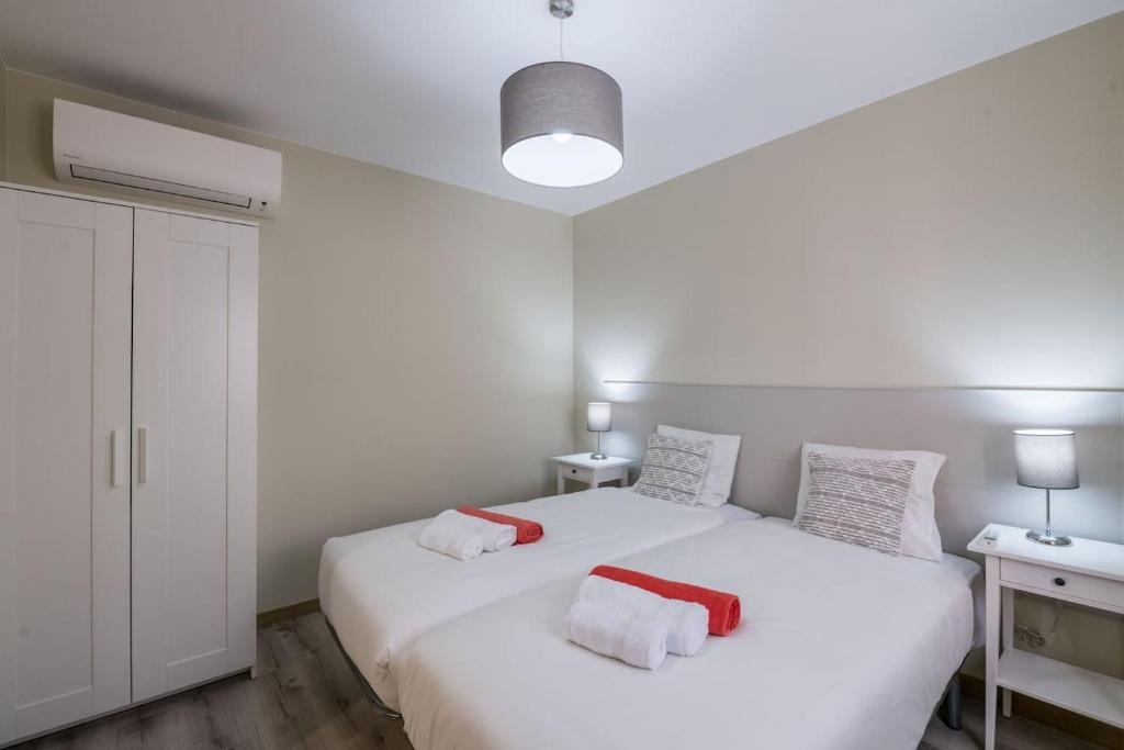 Postel nebo postele na pokoji v ubytování LovelyStay - Sweet Escape I - Terrace