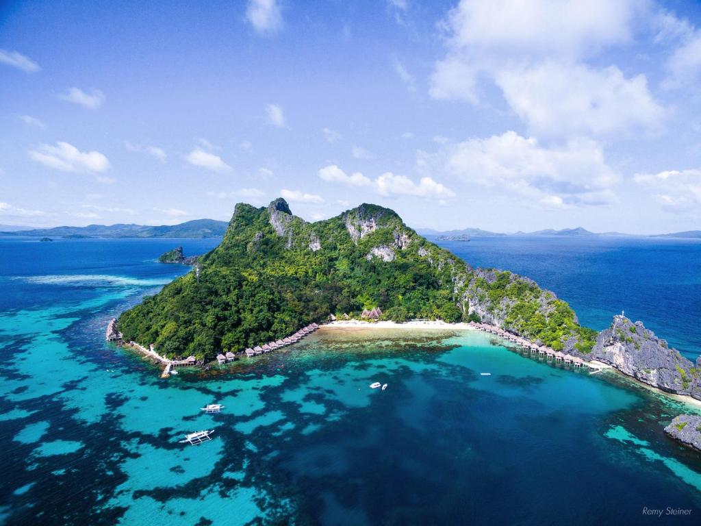 Pohľad z vtáčej perspektívy na ubytovanie El Nido Resorts Apulit Island