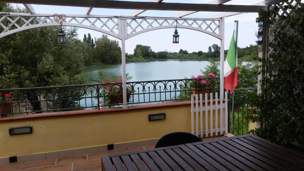 einen Balkon mit Flussblick in der Unterkunft Ca del Lago Misano in Misano Adriatico