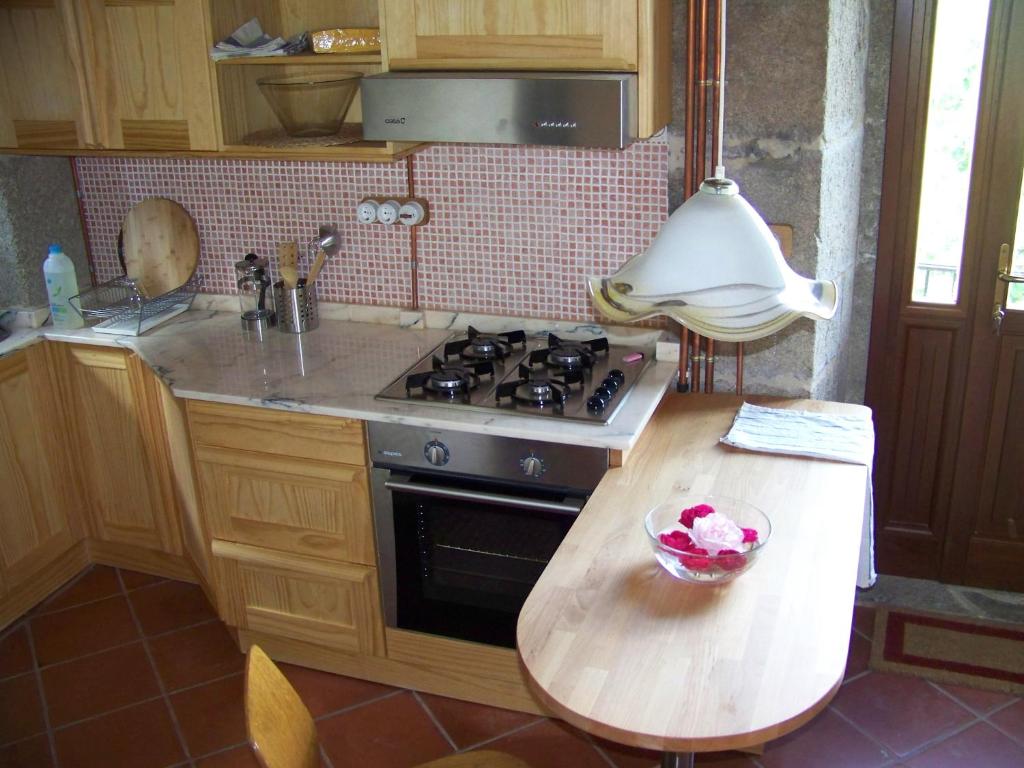 Kuchyň nebo kuchyňský kout v ubytování Torre Tanquián Eco Finca - Ribeira Sacra