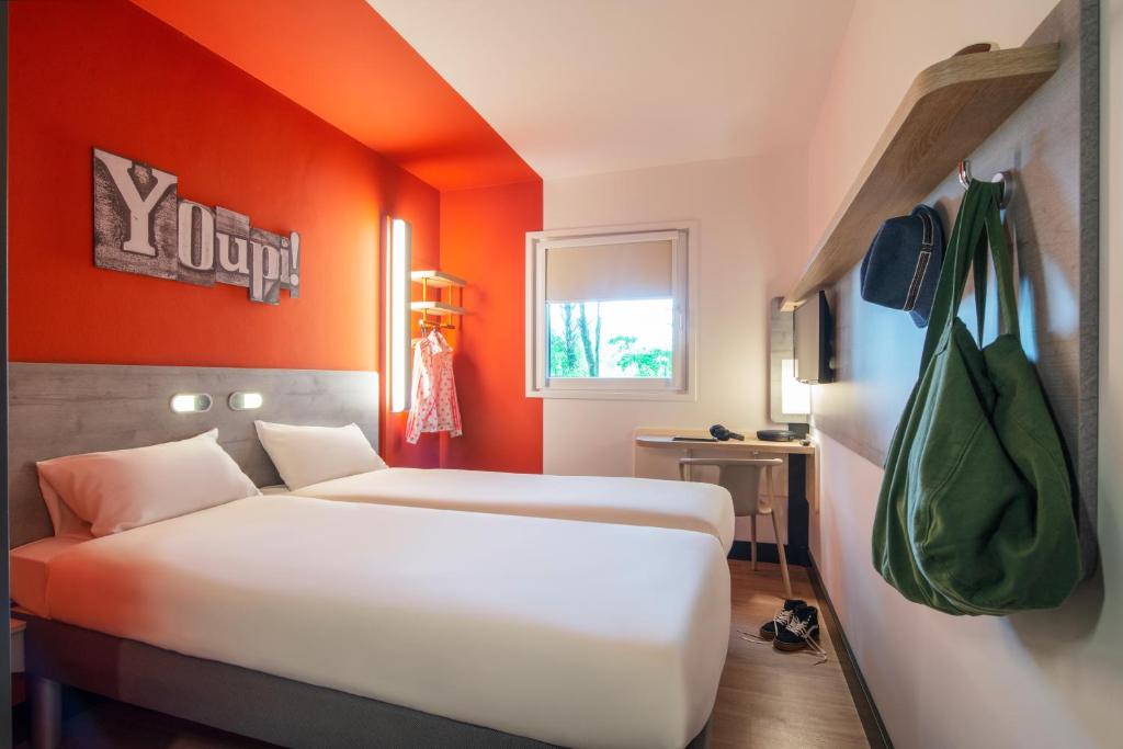
A bed or beds in a room at ibis budget Amsterdam Airport
